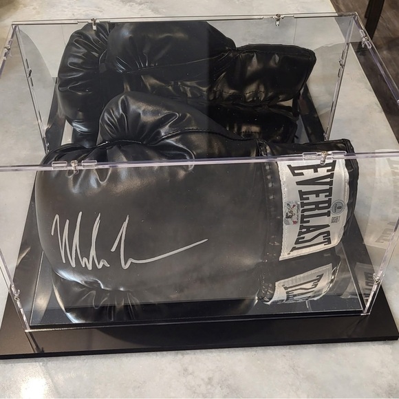 Mike Tyson Everlast Black Boxing Gloves with Signature - Picture 1 of 4